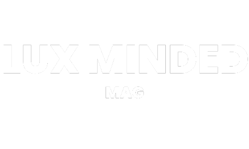 Logo von Lux Minded Magazine in großen, fettgedruckten Buchstaben auf schwarzem Hintergrund.